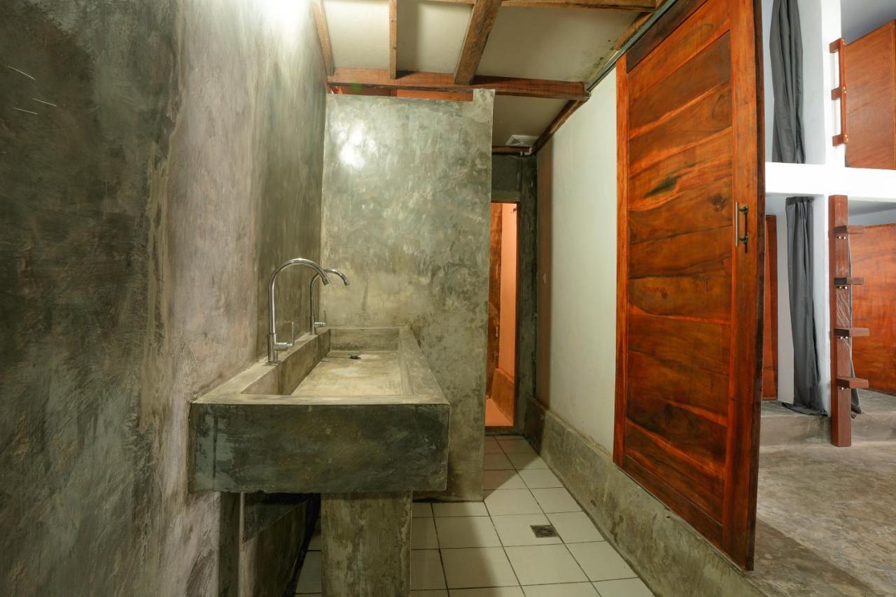 Waiwas Hostel Kuta  Exterior photo